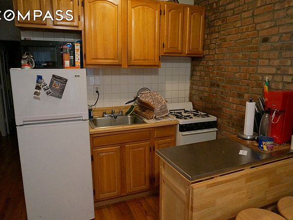 3rd image of 258 W 15th St APT Bre