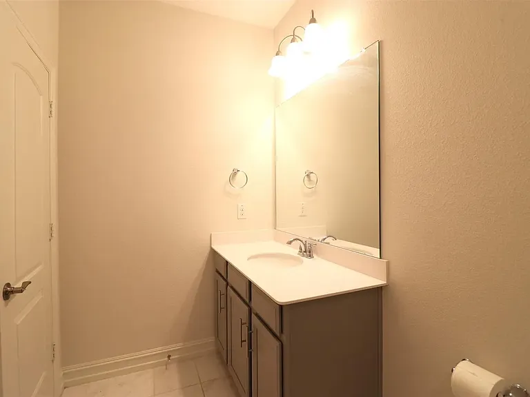 1422 Bellingham Ln — Photo 6
