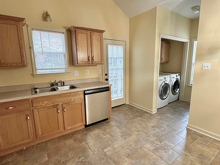 596 Ashley Glen Cir W — Photo 10