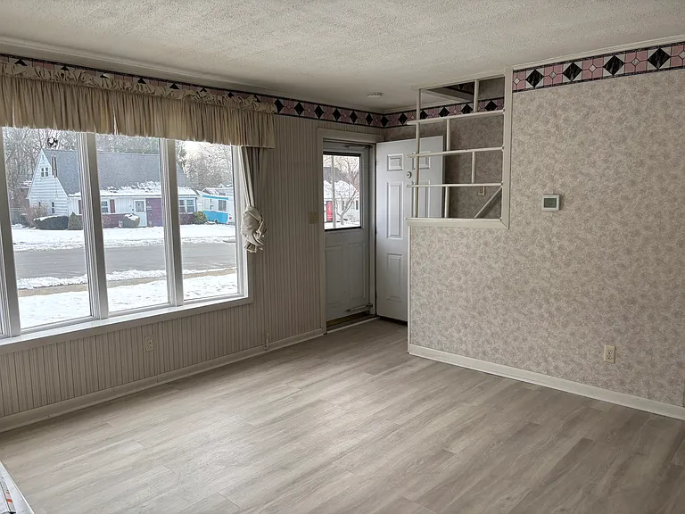 2030 Eastman Ave — Photo 2