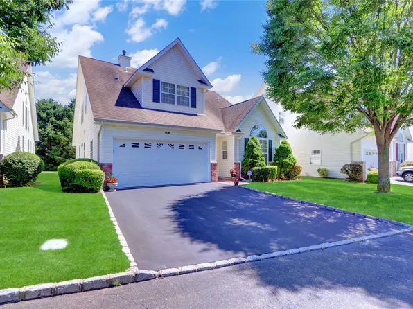 8 Peters Path #8, Mount Sinai, NY 11766