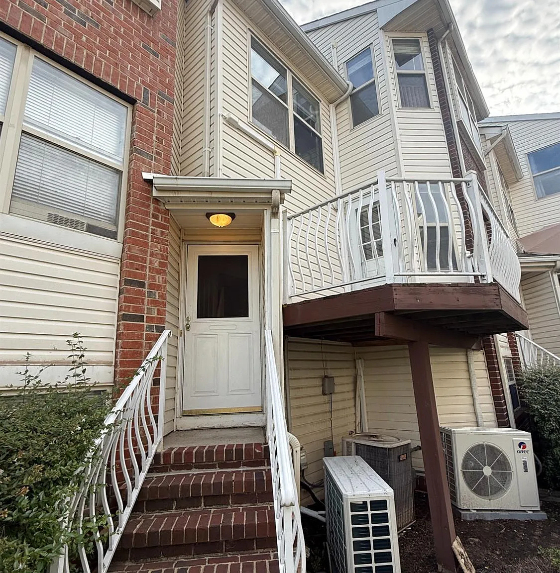 4 bed, 3.5 bath, 2045 sqft, $3,300 — Photo 2