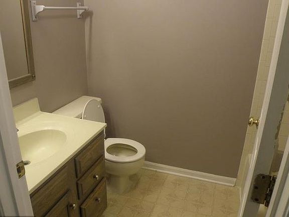 3rd image of 909 Woodbridge Ct Unit E