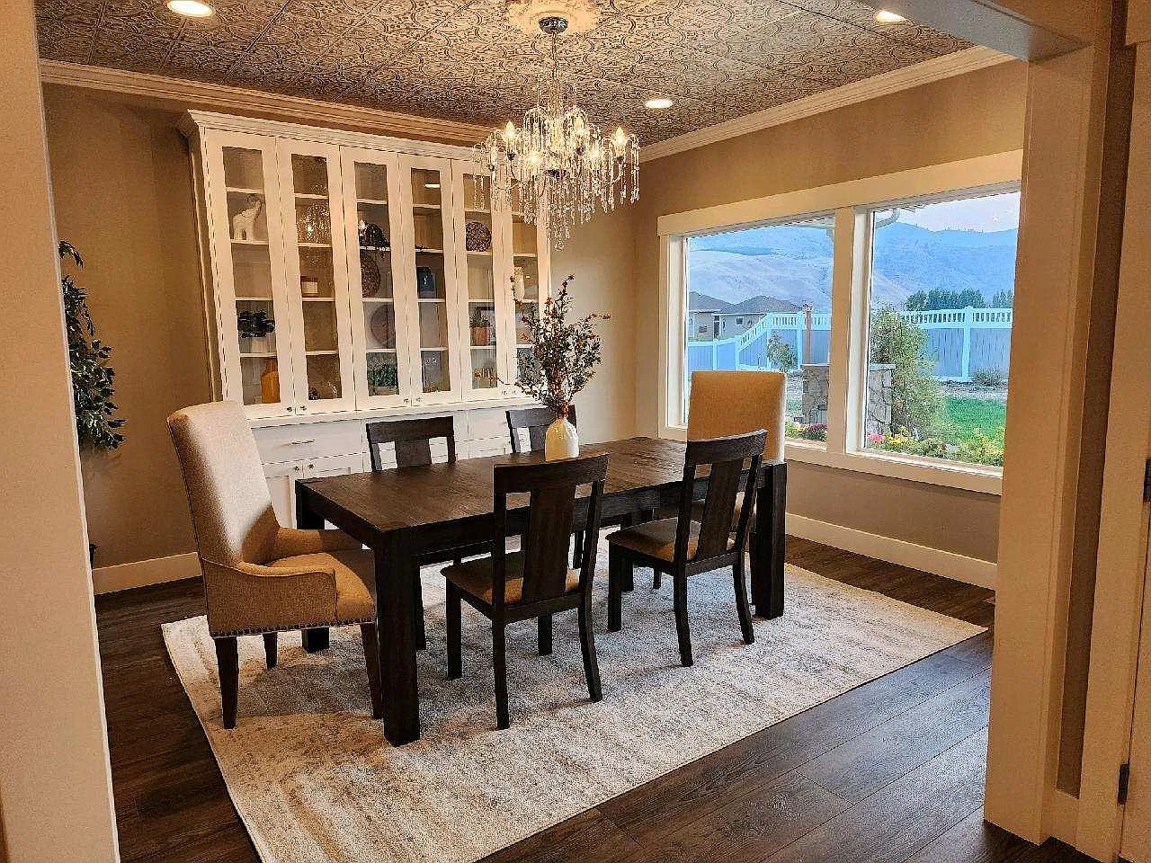 5 bed, 5.5 bath, 5882 sqft, $4,500 — Photo 1