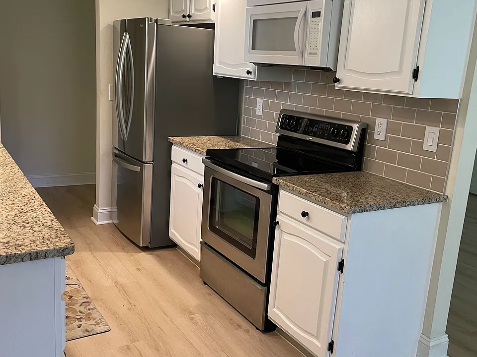 Tiled Kitchen Backsplash
Glass Cook-Top | Microwave |
New SS French Door Fridge