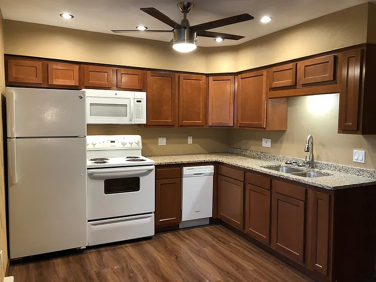 427 E Main St — Photo 2
