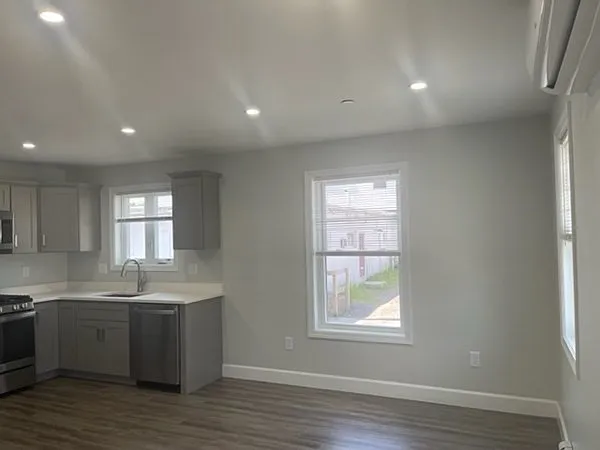 2 bed, 1.0 bath, 773 sqft, $2,500 — Photo 3