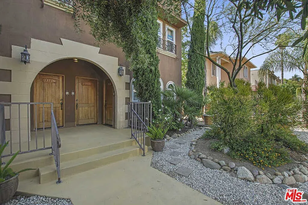 2 bed, 4904 sqft, $3,100 — Photo 2
