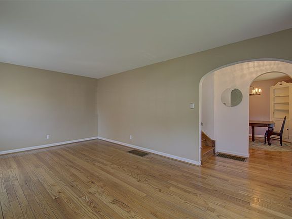 4th image of 205 Bartlett Ave