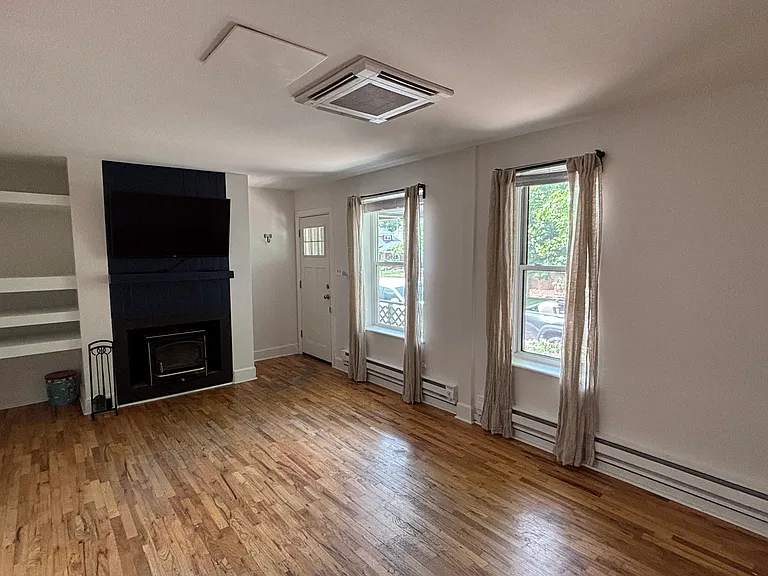 702 E Dakota Ave — Photo 2