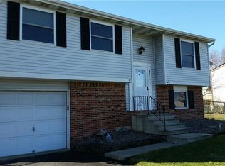 6614 Royal Pkwy N, Lockport, NY 14094