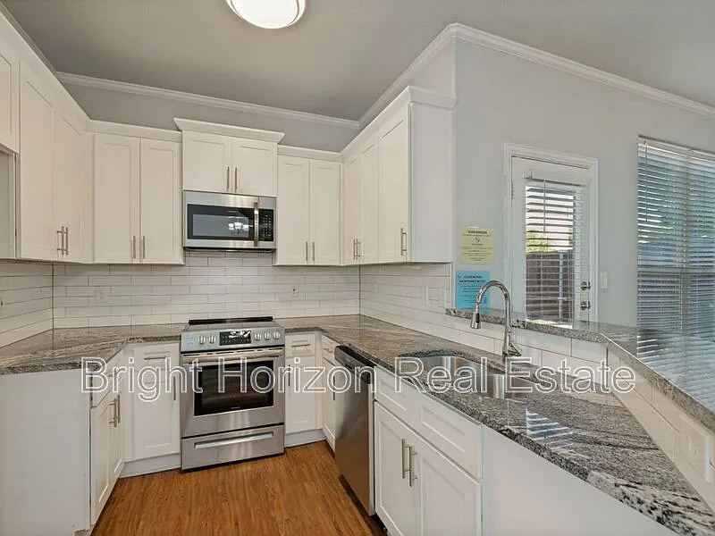 3 bed, 2.5 bath, 1456 sqft, $1,900 — Photo 4
