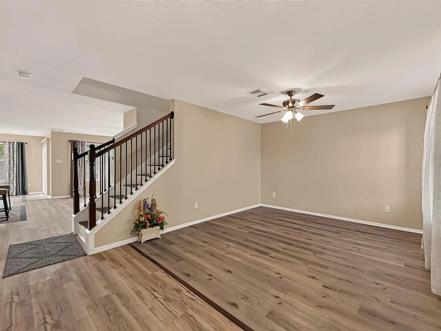 3 bed, 2.5 bath, 2500 sqft, $2,095 — Photo 3