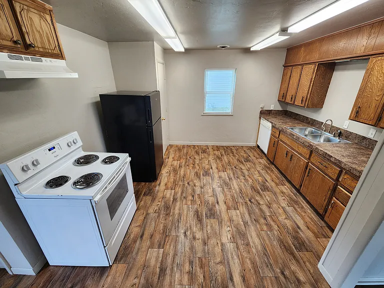 1021 Hillside Dr — Photo 4