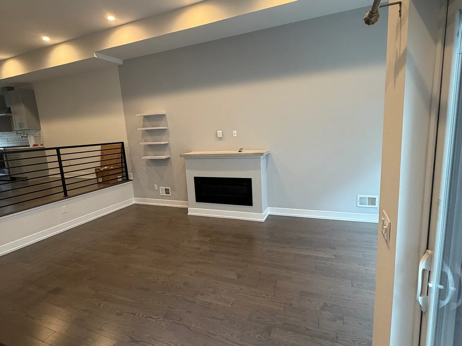 3 bed, 3.5 bath, 2400 sqft, $4,850 — Photo 3