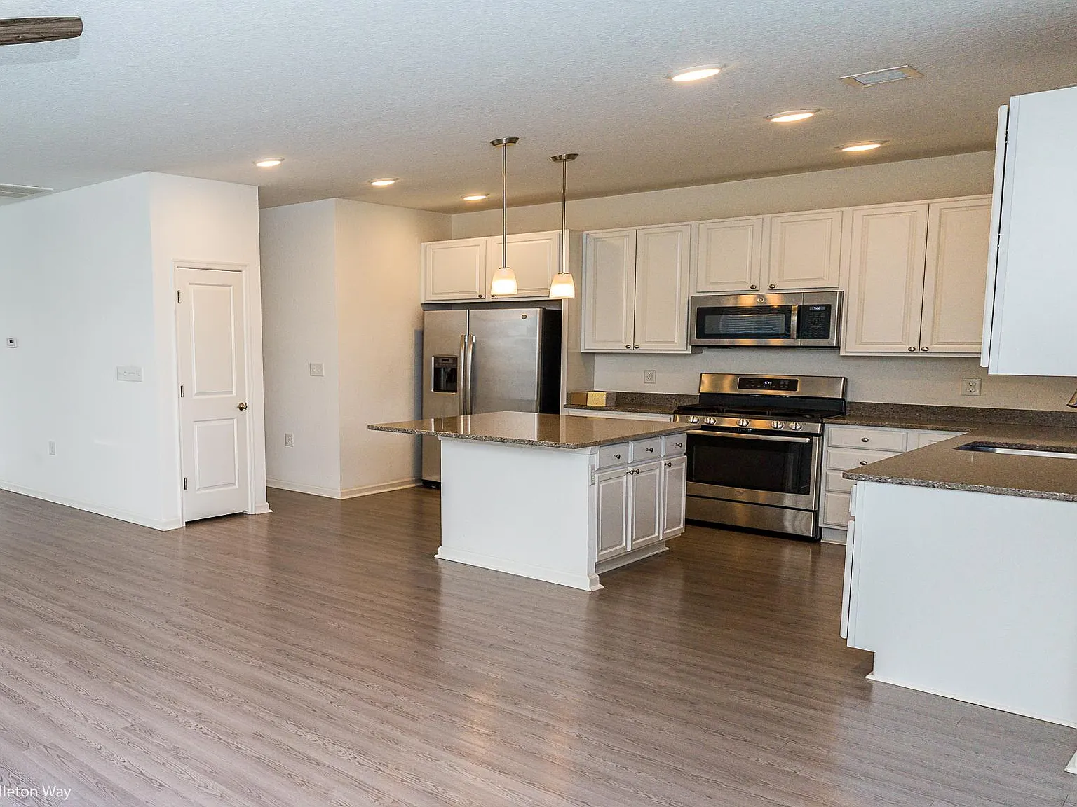 3 bed, 2.5 bath, 2415 sqft, $3,300 — Photo 4