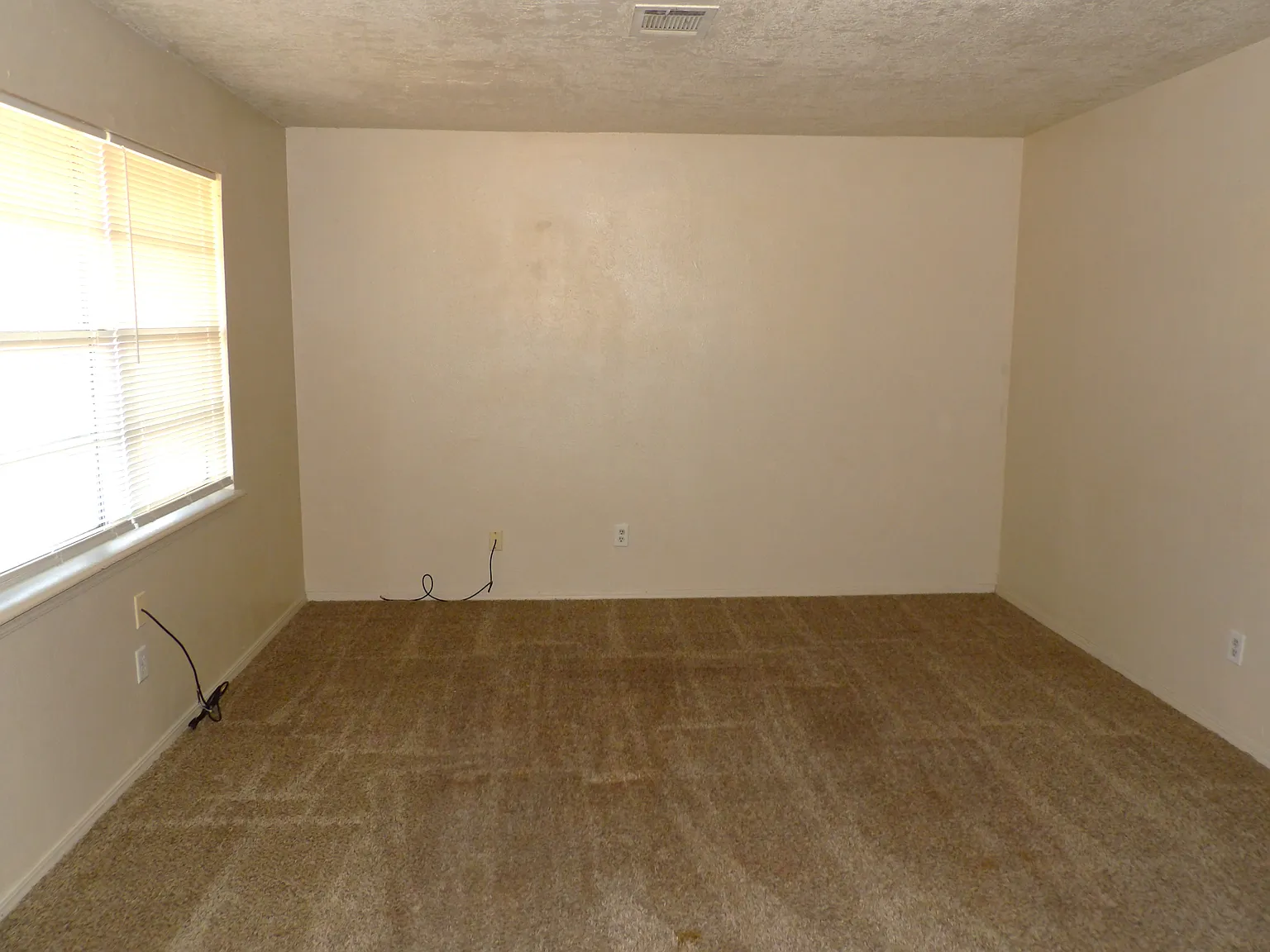 4 bed, 1.5 bath, 1100 sqft, $895 — Photo 2