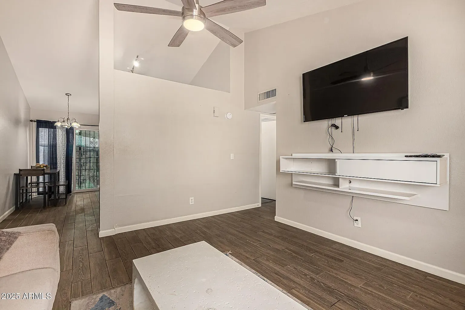 2 bed, 840 sqft, $1,600 — Photo 3