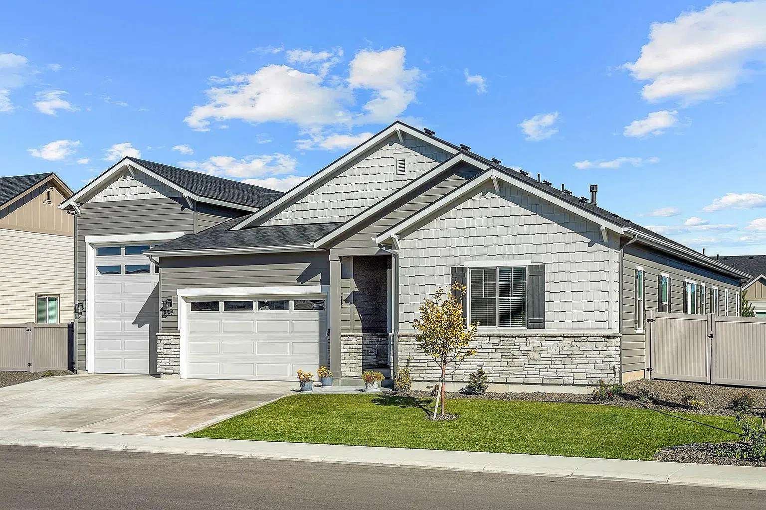 2194 N Mountain Vista Ave — Photo 3