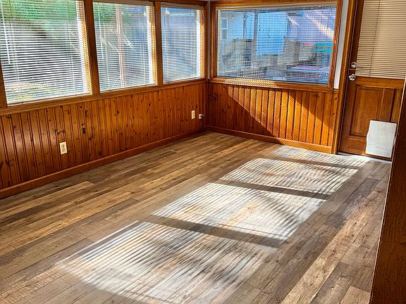 5th image of 210 Marilyn Dr
