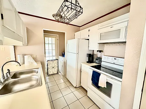 8633 Datapoint Dr Photo 1