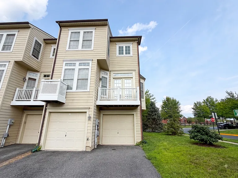 3670 Carriage Hill Dr #1 — Photo 2