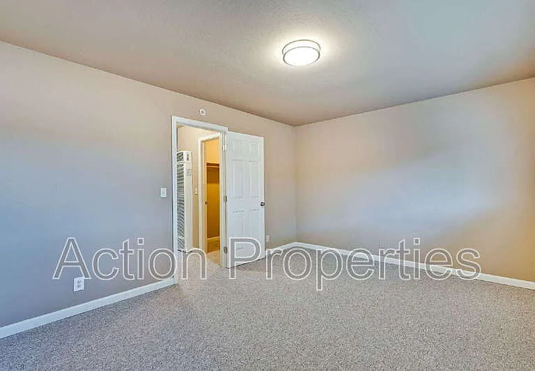 1084 Wentworth St #4 — Photo 9
