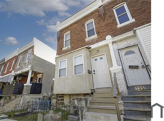 137 N Hobart St — Photo 2