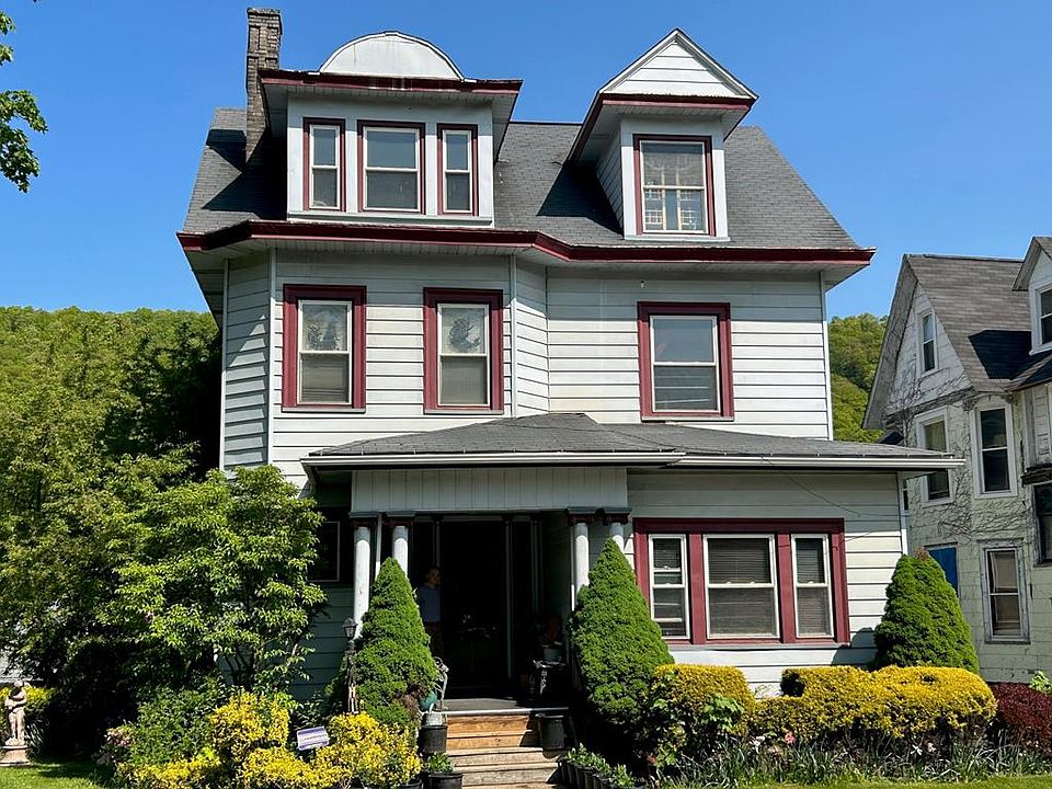 1st image of 406 W 1st St