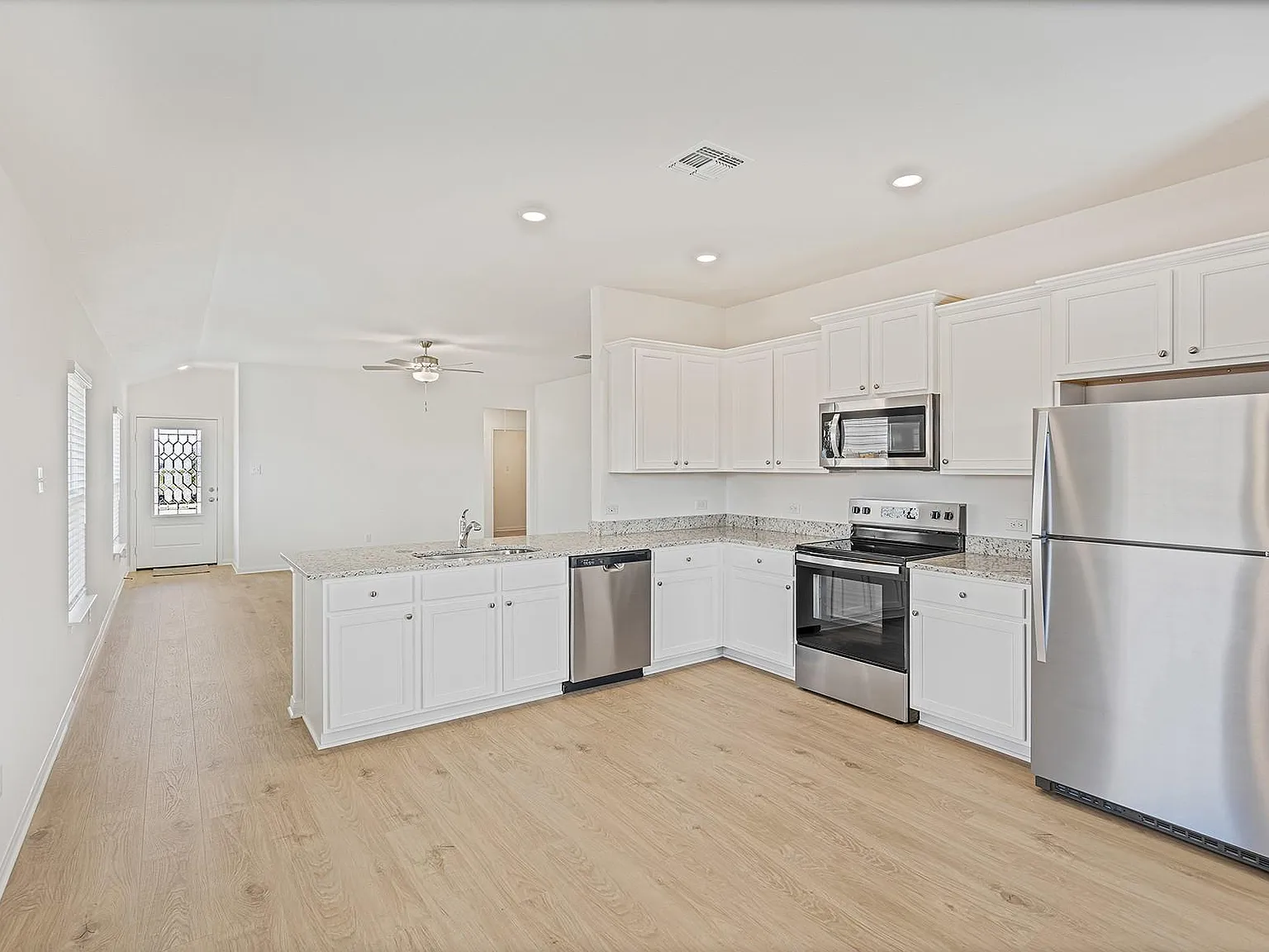 3 bed, 2.0 bath, 1305 sqft, $2,255 — Photo 4
