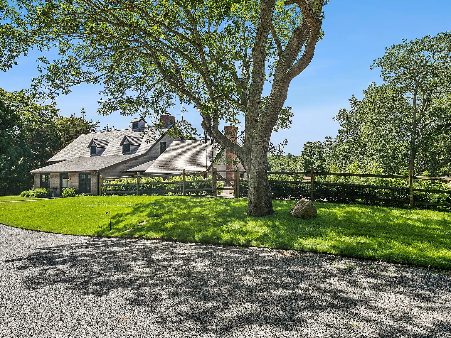 Stunning Designer Retreat In Bell Estate — Photo 1