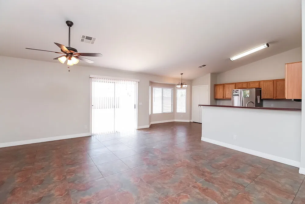 3 bed, 2.0 bath, 1421 sqft, $2,210 — Photo 2
