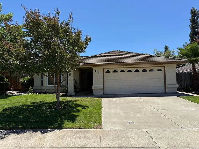 2136 Southgate Dr — Photo 2