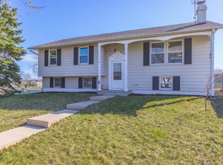 1229 Sandburg Dr, Bloomington, IL 61704