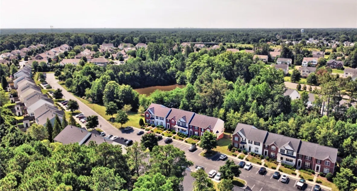 3 bed, 3.5 bath, 2616 sqft, $2,700 — Photo 2