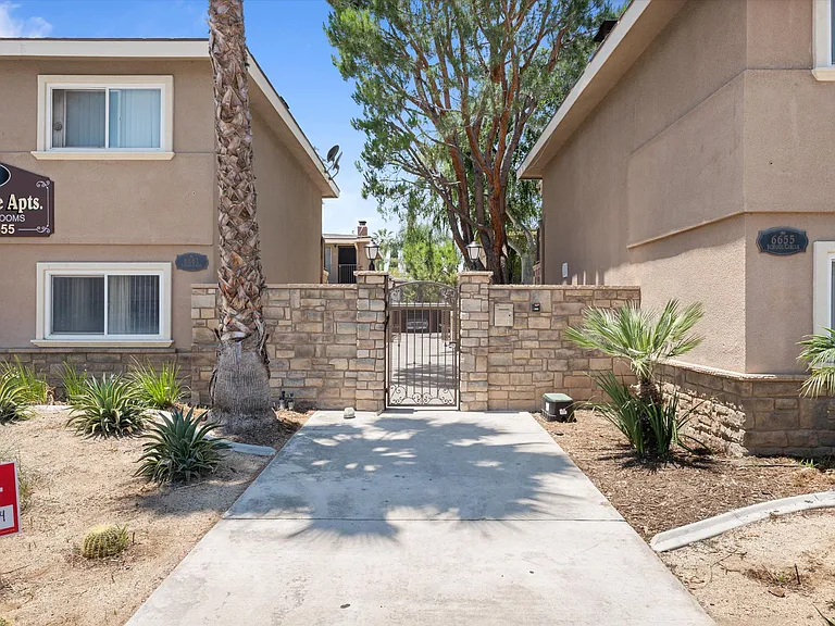 School Circle Apartments - Riverside, CA — Photo 27
