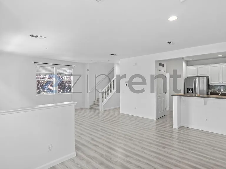 657 N Capitol Ave — Photo 12