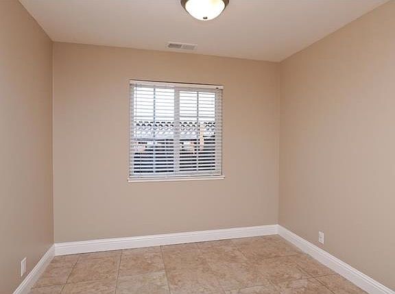 4th image of 968 Sheila Ct