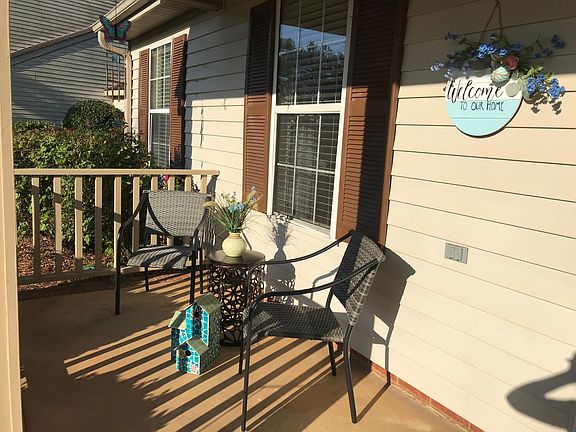 2nd image of 105 Lauren Cir #105