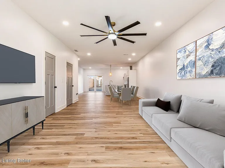 923 E Oak St — Photo 10