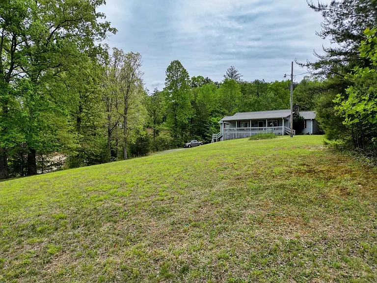 1085 Jones Creek Rd — Photo 4