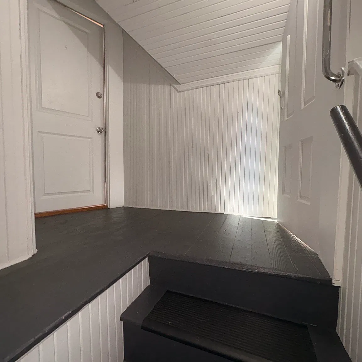 3 bed, 1.0 bath, 1164 sqft, $2,400 — Photo 2