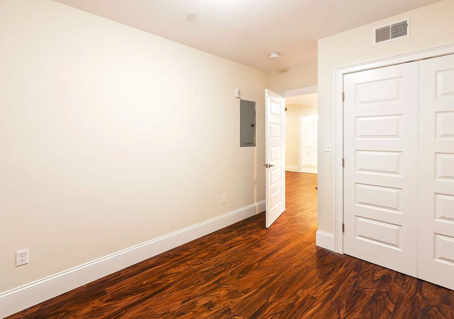 Charming 3 Bedroom-No Broker Fee — Photo 4