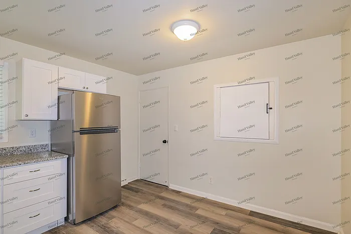 1149 Scott Ave — Photo 6