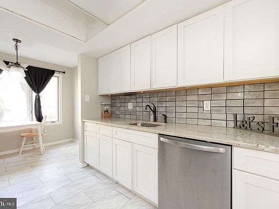 4th image of 806 Somerset Ct