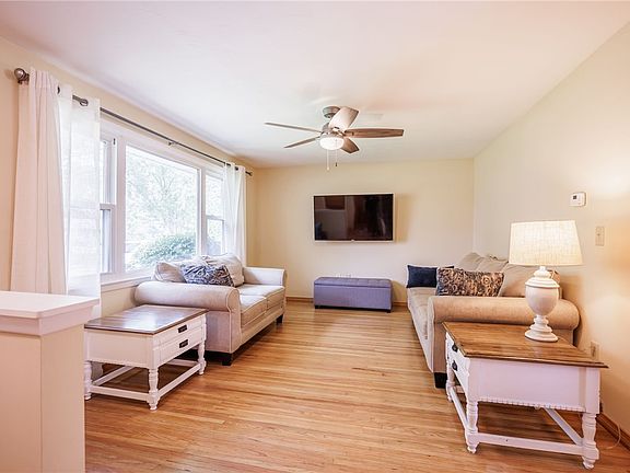 4th image of 14 Debby Ln