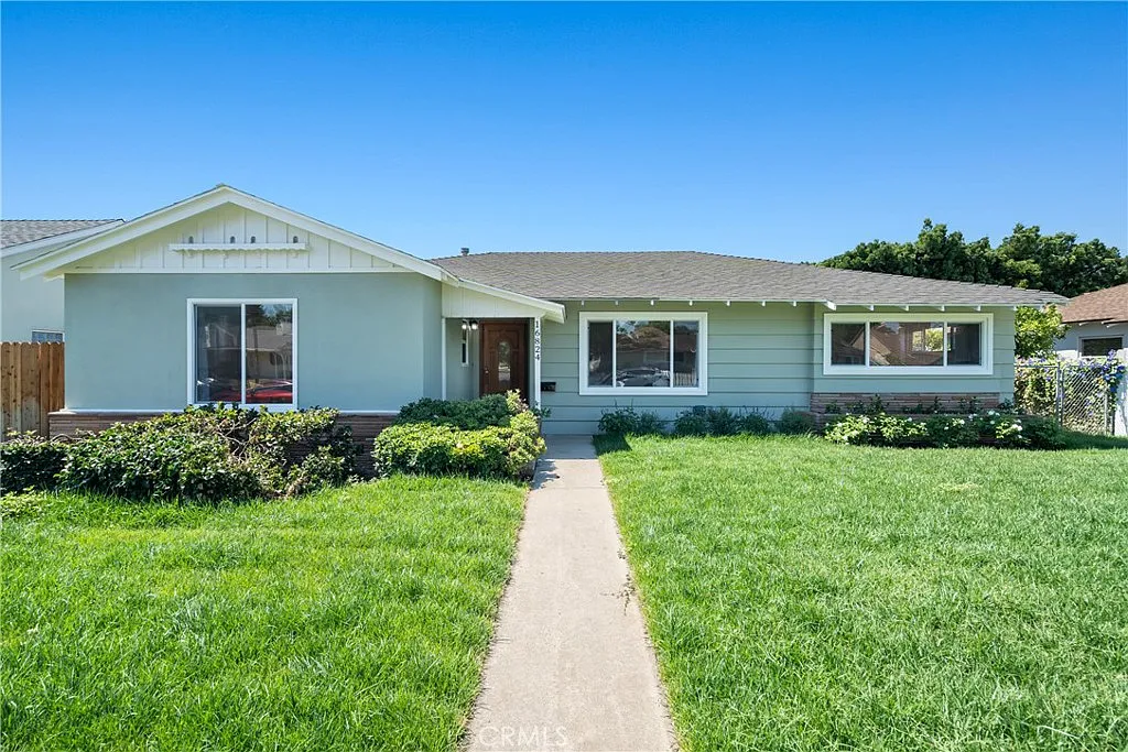 4 bed, 2328 sqft, $5,700 — Photo 3