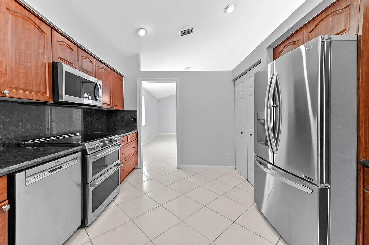 3 bed, 2.0 bath, 1956 sqft, $3,900 — Photo 2