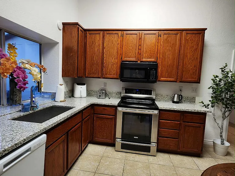 8148 Silverleaf Way — Photo 3