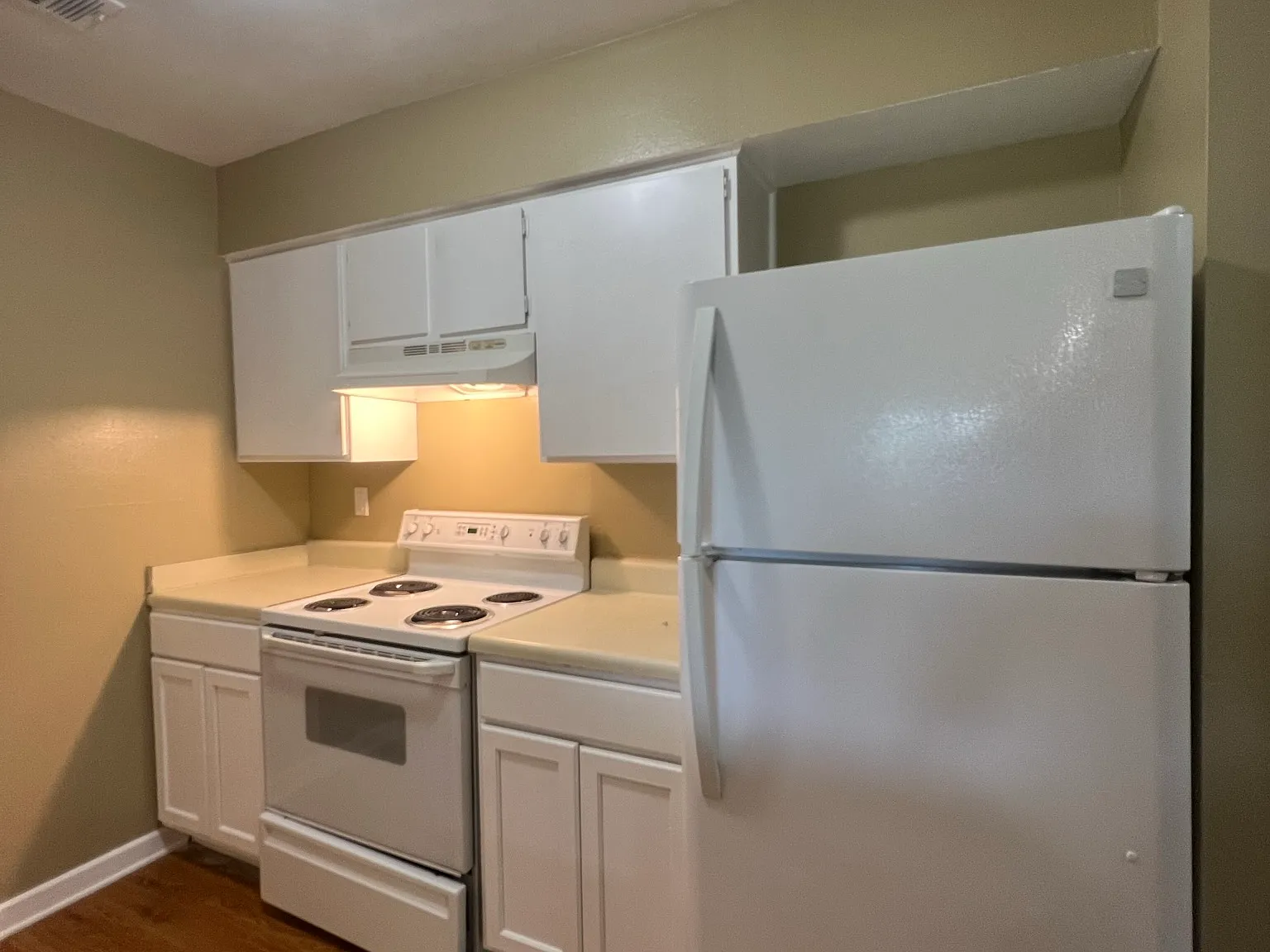 OAKVIEW APARTMENTS — Photo 4